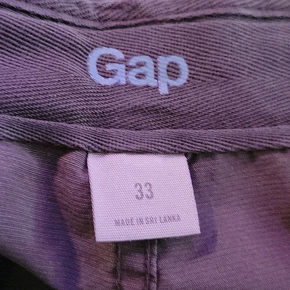 Gap Flat Front At-Knee Short. Size 33 - Picture 3 of 5